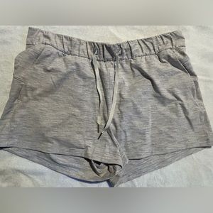 Lululemon On the Fly short 2.5” sz 12